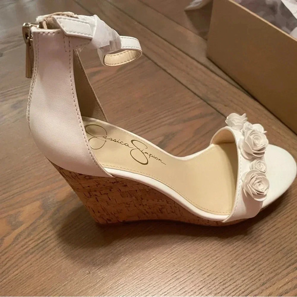 Jessica Simpson White Flower Open Toe Sandals Sz 8 Wedge Platform Style Jeffina - Picture 1 of 7
